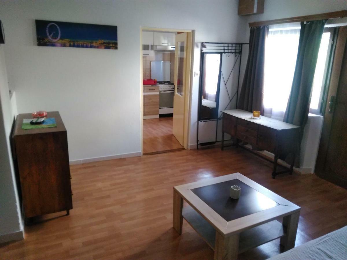 Appartement Apartman Mladic à Malinska Extérieur photo